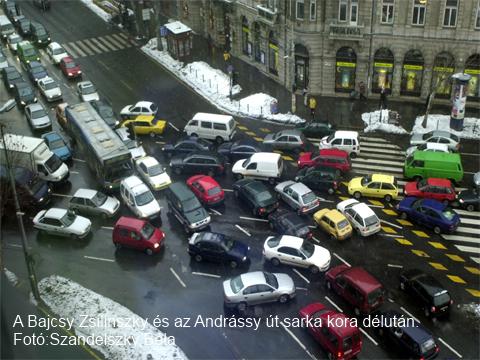 A taxikat ellenőrizték a budapesti pályaudvarok környékén