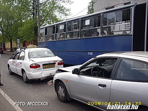 Fegyvert szorított a taxis oldalába a kamaszlány